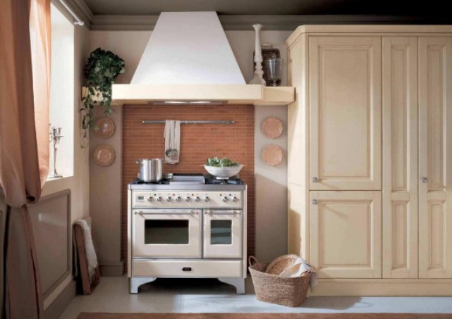 Straordinario esempio di una cucina economica con rivestimento bianco in acciaio per un ambiente classico