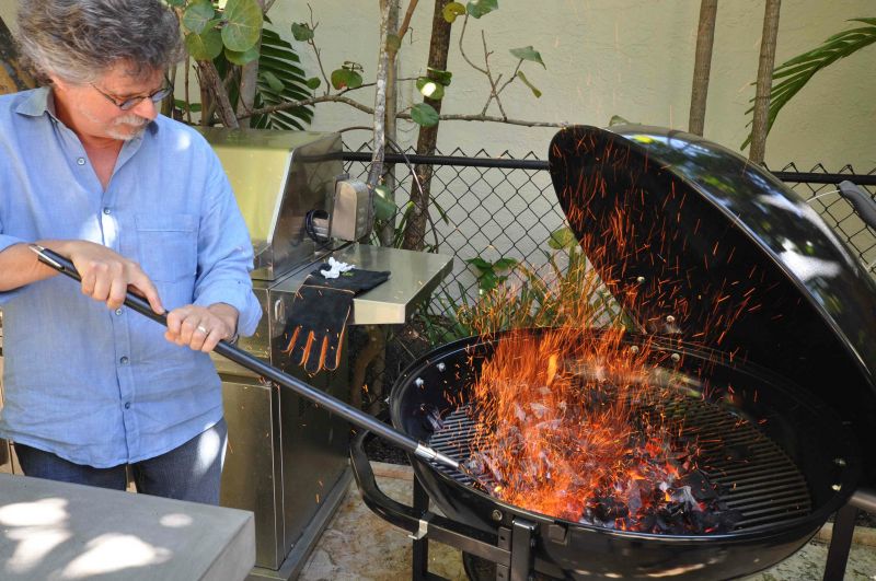 La prima accensione del barbecue a legna, a gas e la stagionatura delle  griglie in ghisa