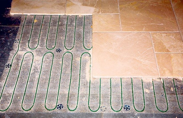Installazione delle serpentine dell'impianto di riscaldamento a pavimento