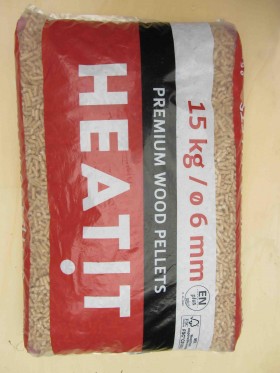 L'immagine raffigura un pacco di pellet da 15 Kg della marca Palmako pellet