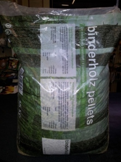 L'immagine raffigura un pacco di pellet da 15 kg della marca Blinder Holz