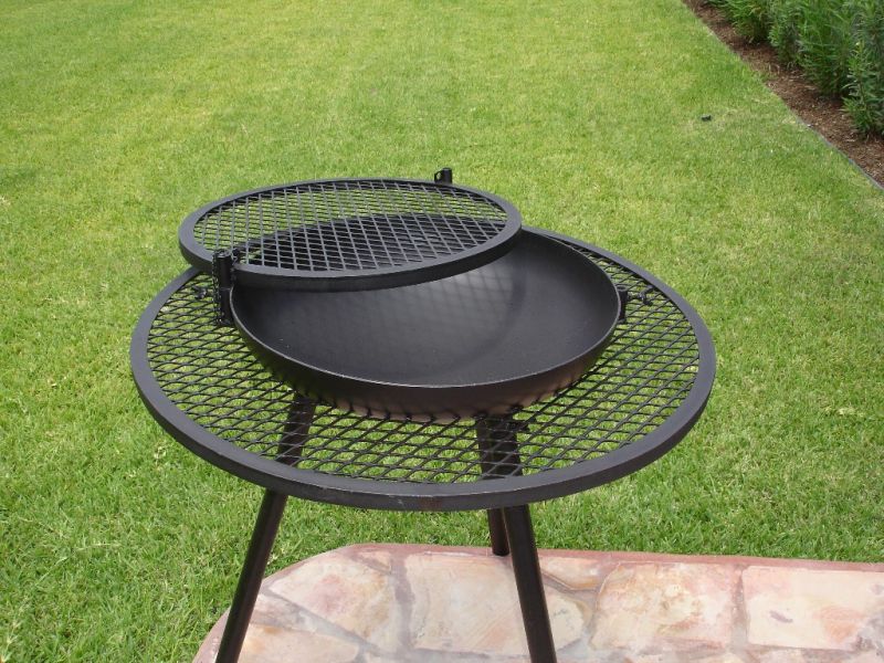 Barbecue a carbone, in ghisa, per ambienti esterni