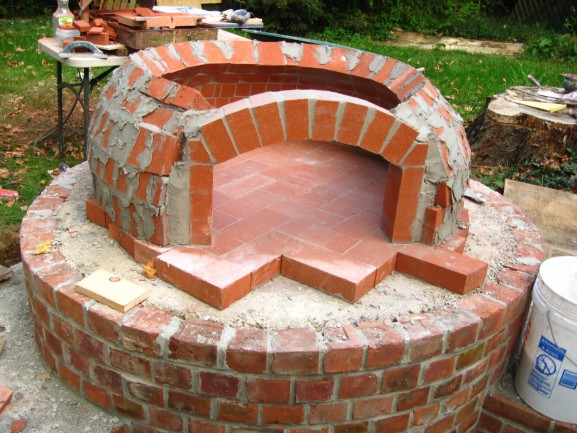 Prima fase di realizzazione di un forno da giardino con cupola circolare