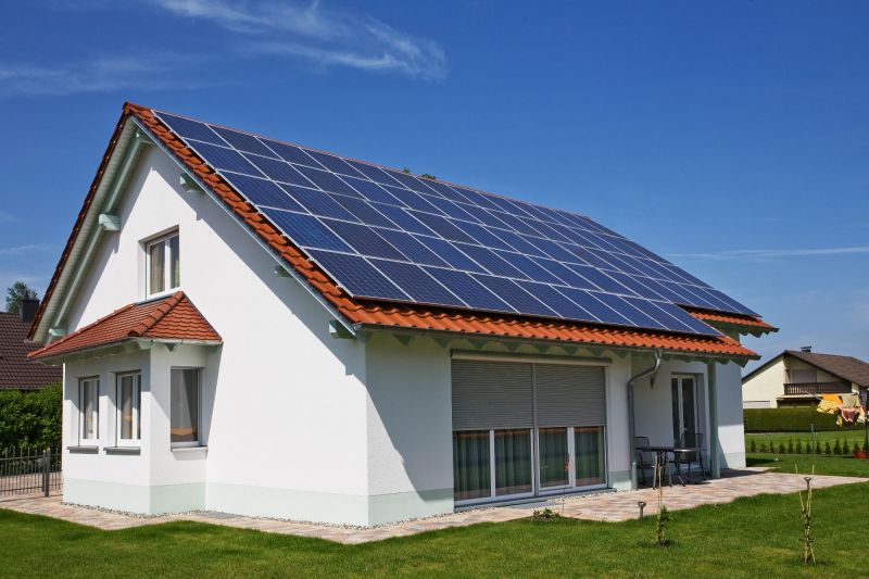 Pannelli fotovoltaici sul tetto di una mansarda
