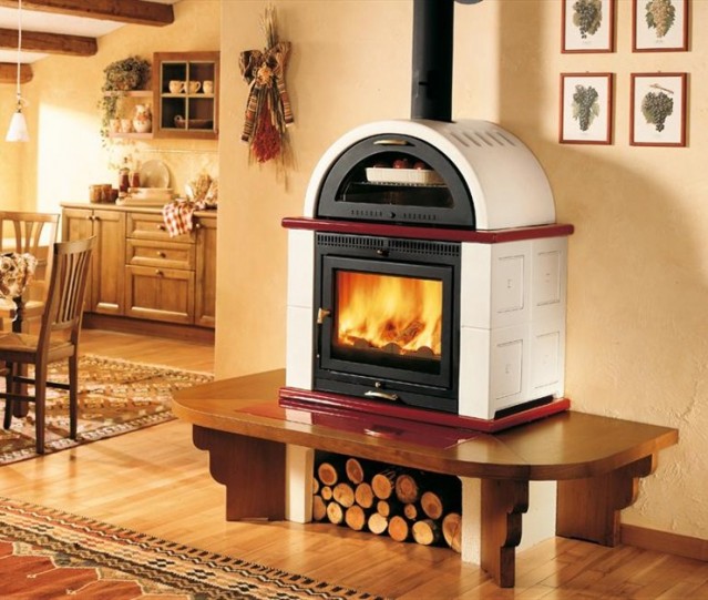 Elegante modello di stufa a legna con forno in cucina