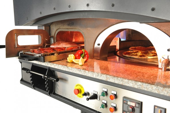 Vista dall'interno di un forno rotante per pizza