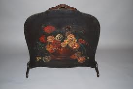 Parafiamma in legno con decorazione floreale