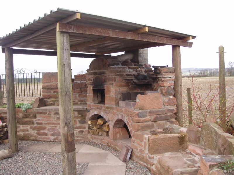 Barbecue da giardino in pietra naturale rustica.