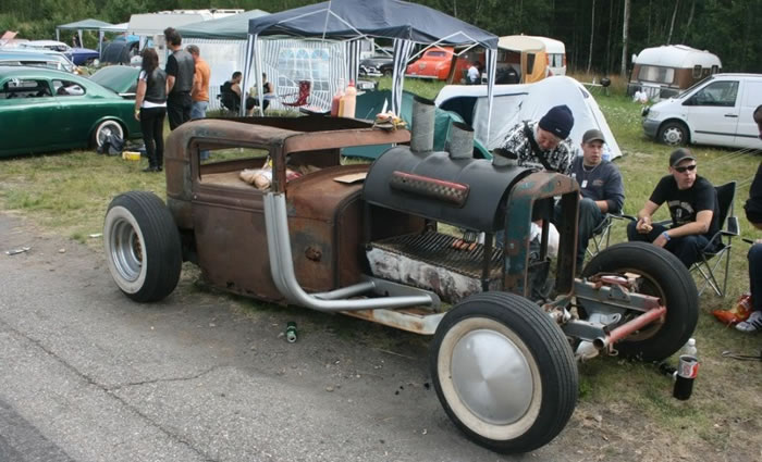 Il barbecue pi&ugrave; strano del mondo nel cofano delle automobili