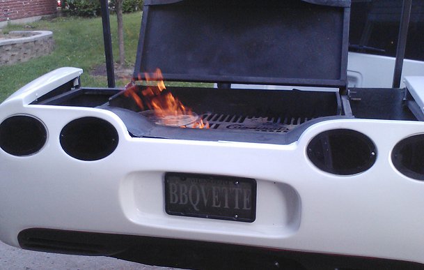 Il barbecue pi&ugrave; strano del mondo nel cofano delle automobili