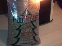 l'IMMAGINE RAFFIGURA UN PACCO DI PELLET DA 15 KG DELLA MARCA FIN PELLET
