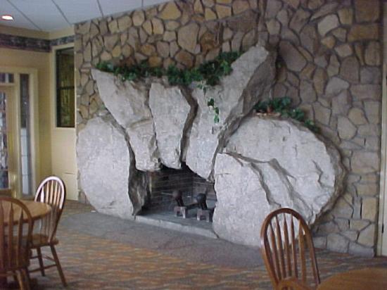 Esempio di camino in pietra naturale installato in un ambiente moderno
