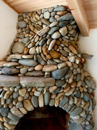 Particolare delle pietre di fiume arrotondate per un caminetto in stile moderno