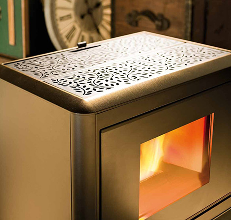 Termostufa a pellet in acciaio e maiolica per un calore accogliente e l'acqua calda per tutta l'abitazione